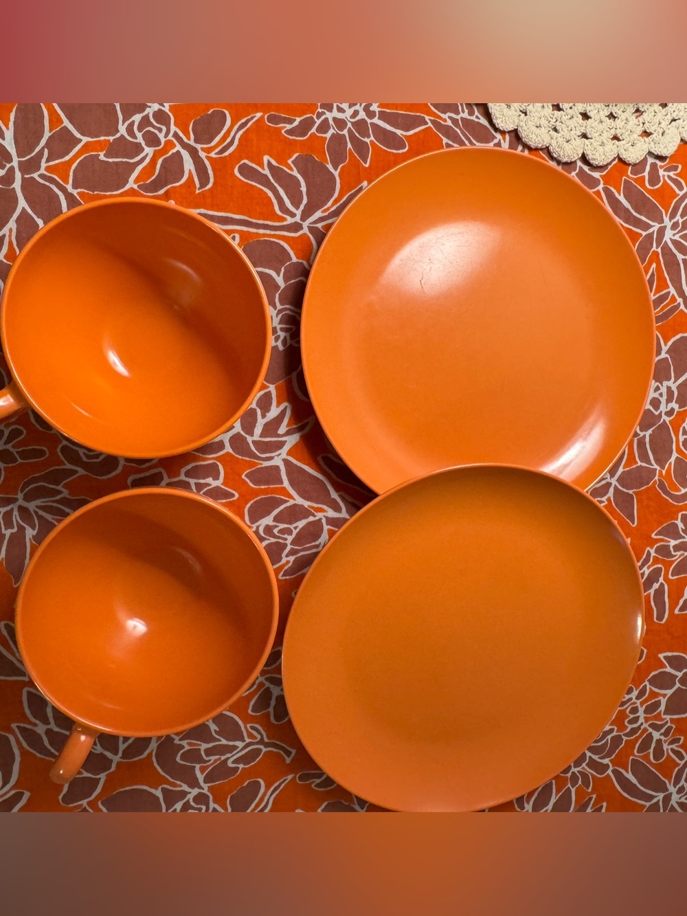 Vintage Oneida Deluxe Melmac Melamine  2 Cups & 2 Saucers MCM